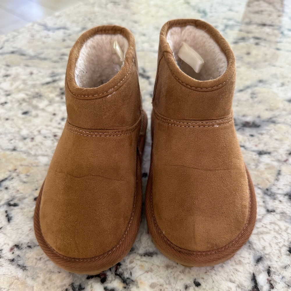 Gap Toddler short booties Size 8